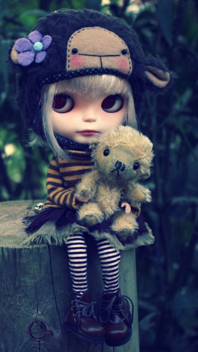 Das Cute Doll With Teddy Bear Wallpaper 640x1136