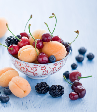 Plate Of Fruits And Berries - Obrázkek zdarma pro 132x176