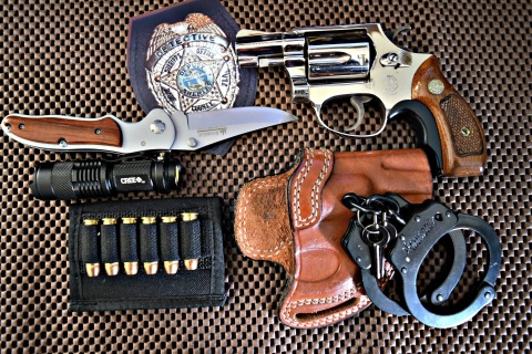 Colt, handcuffs and knife wallpaper 480x320