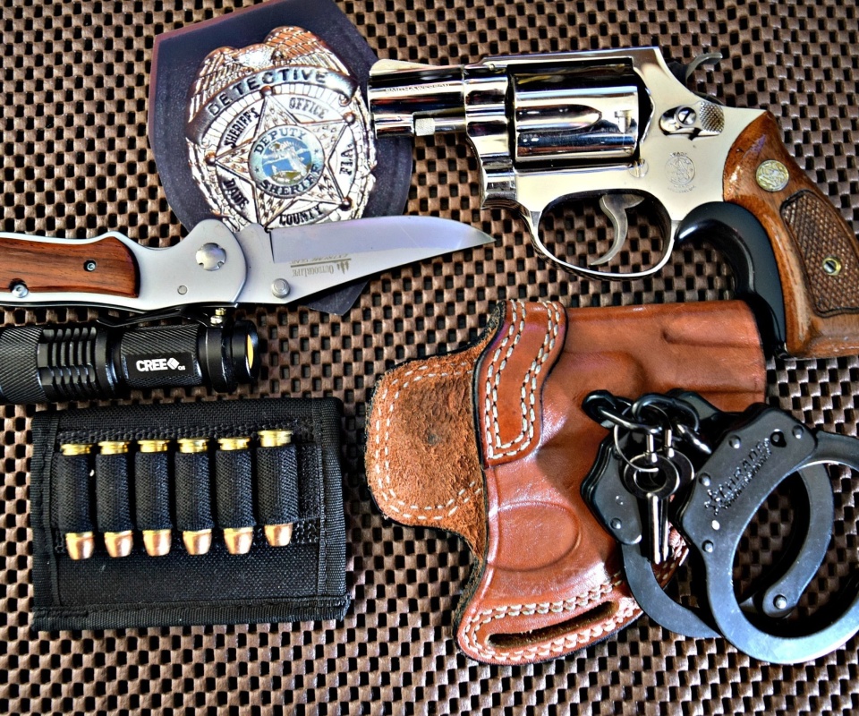 Colt, handcuffs and knife wallpaper 960x800