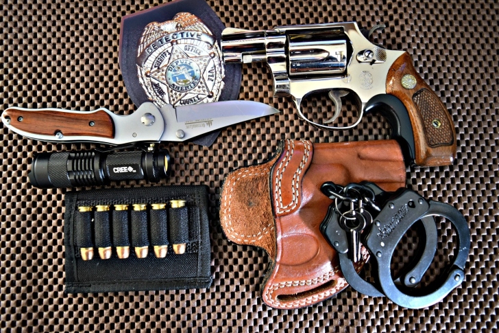 Das Colt, handcuffs and knife Wallpaper