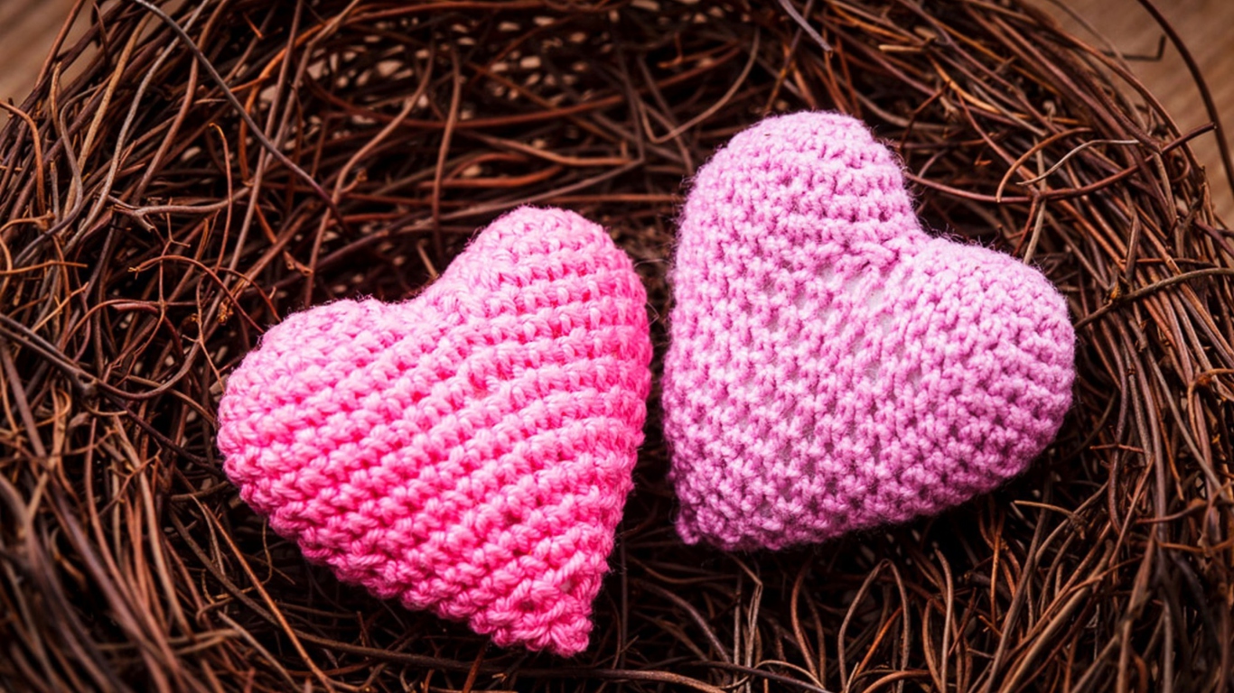 Sfondi Knitted Pink Heart 1366x768