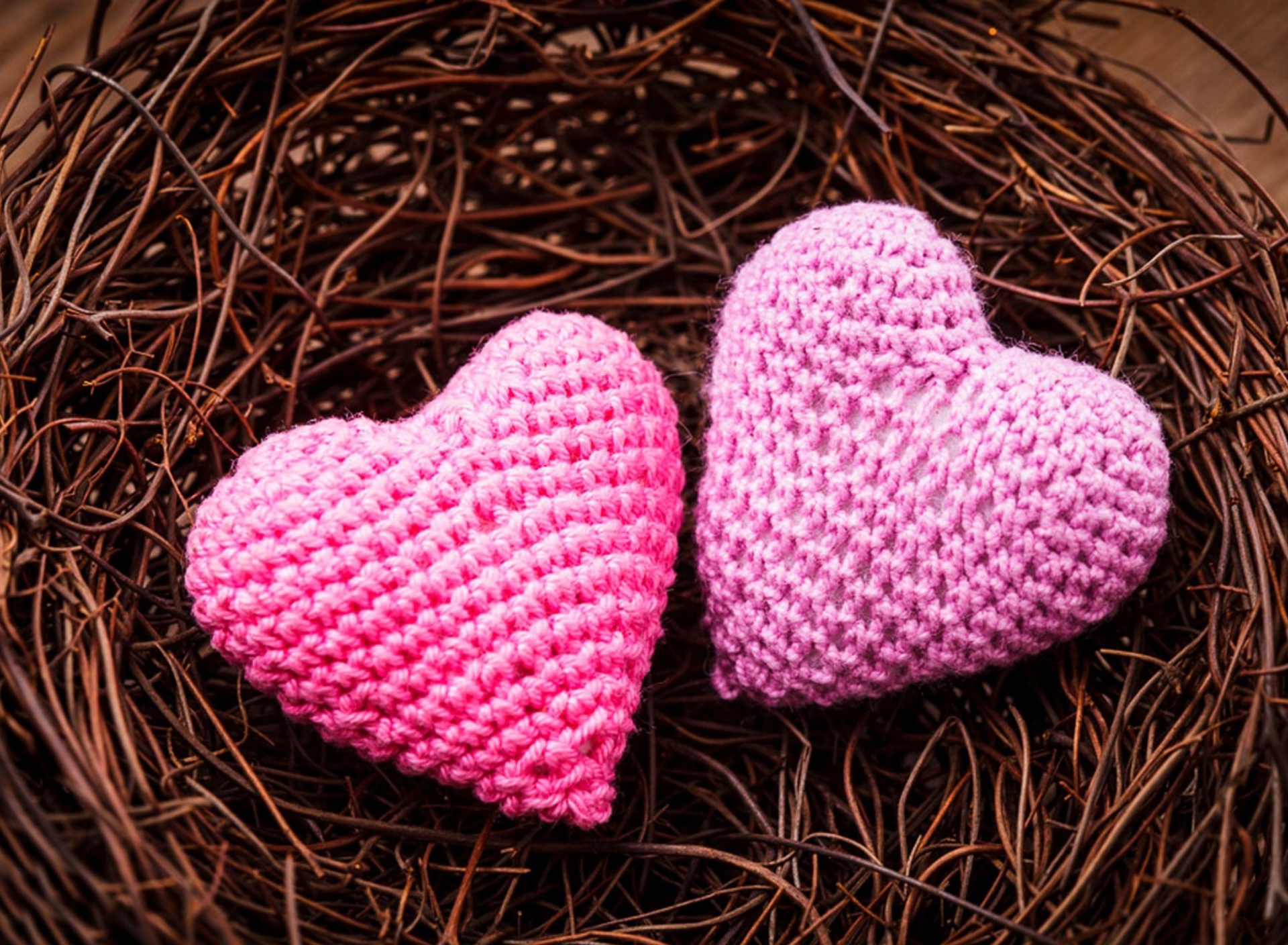 Обои Knitted Pink Heart 1920x1408