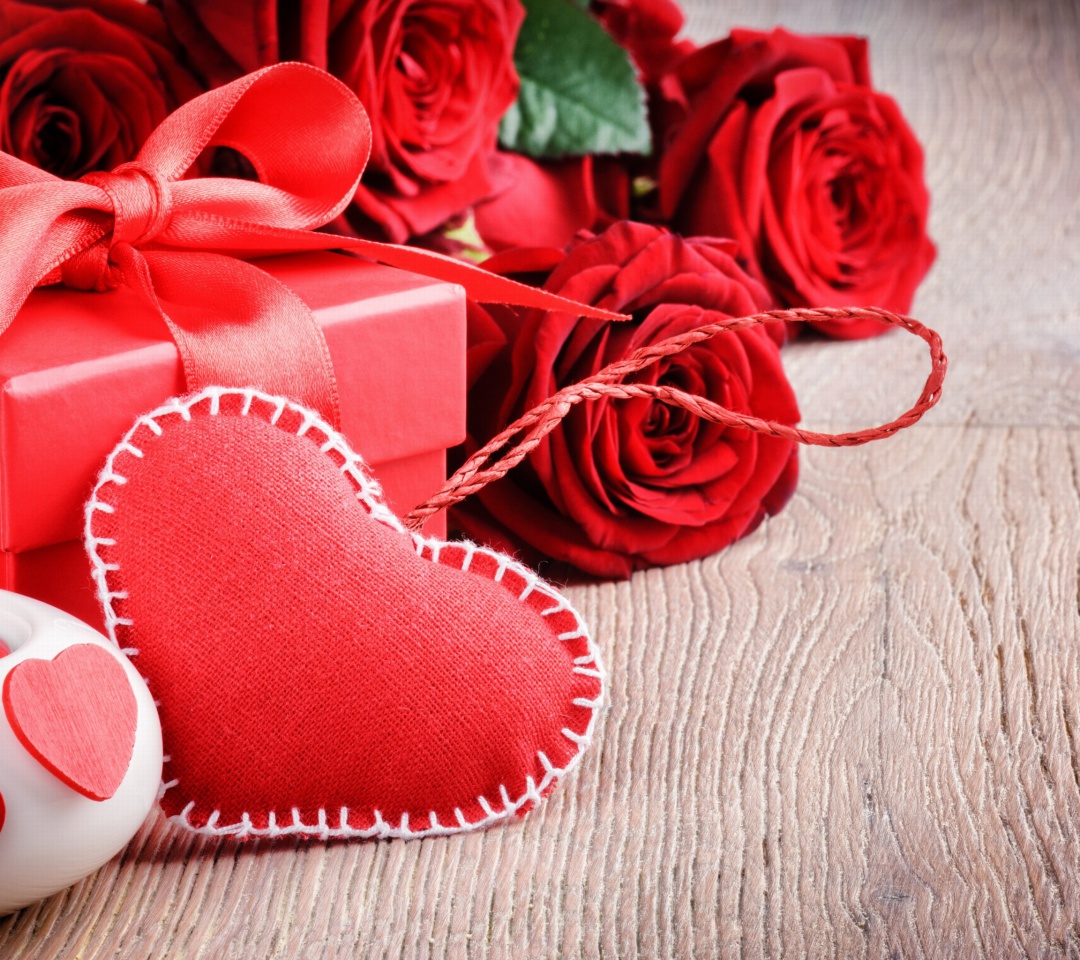 Обои Valentines Day Gift and Hearts 1080x960
