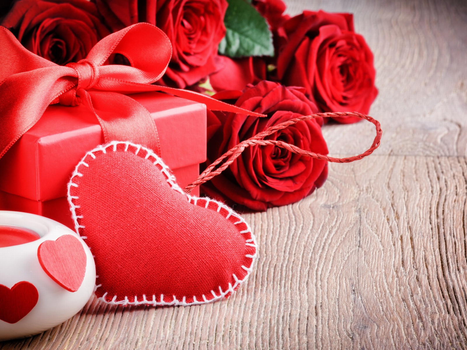 Обои Valentines Day Gift and Hearts 1600x1200