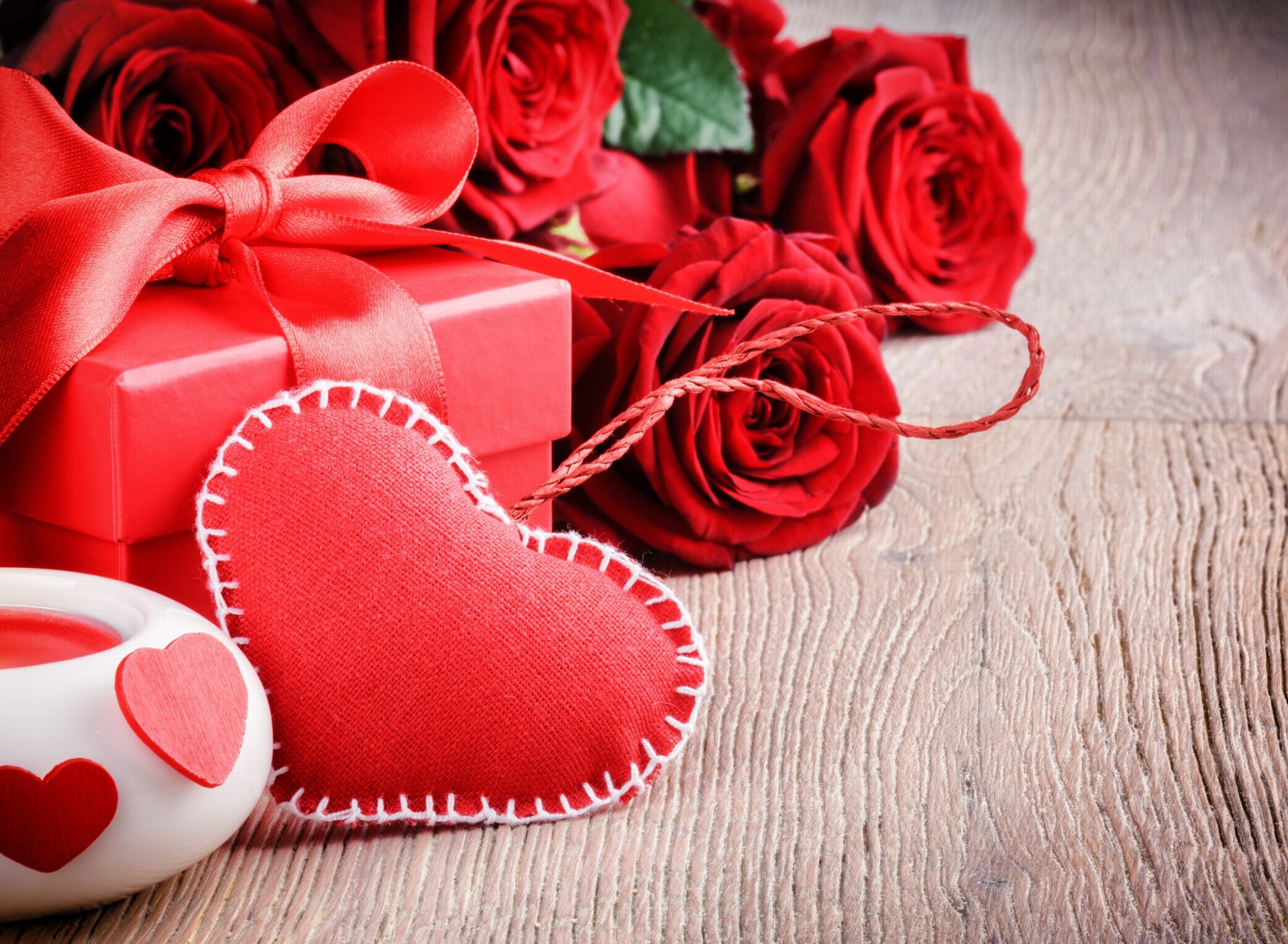 Обои Valentines Day Gift and Hearts 1920x1408