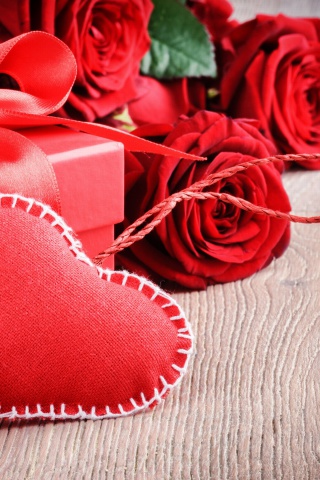Обои Valentines Day Gift and Hearts 320x480