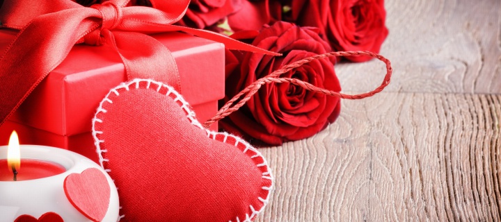 Обои Valentines Day Gift and Hearts 720x320