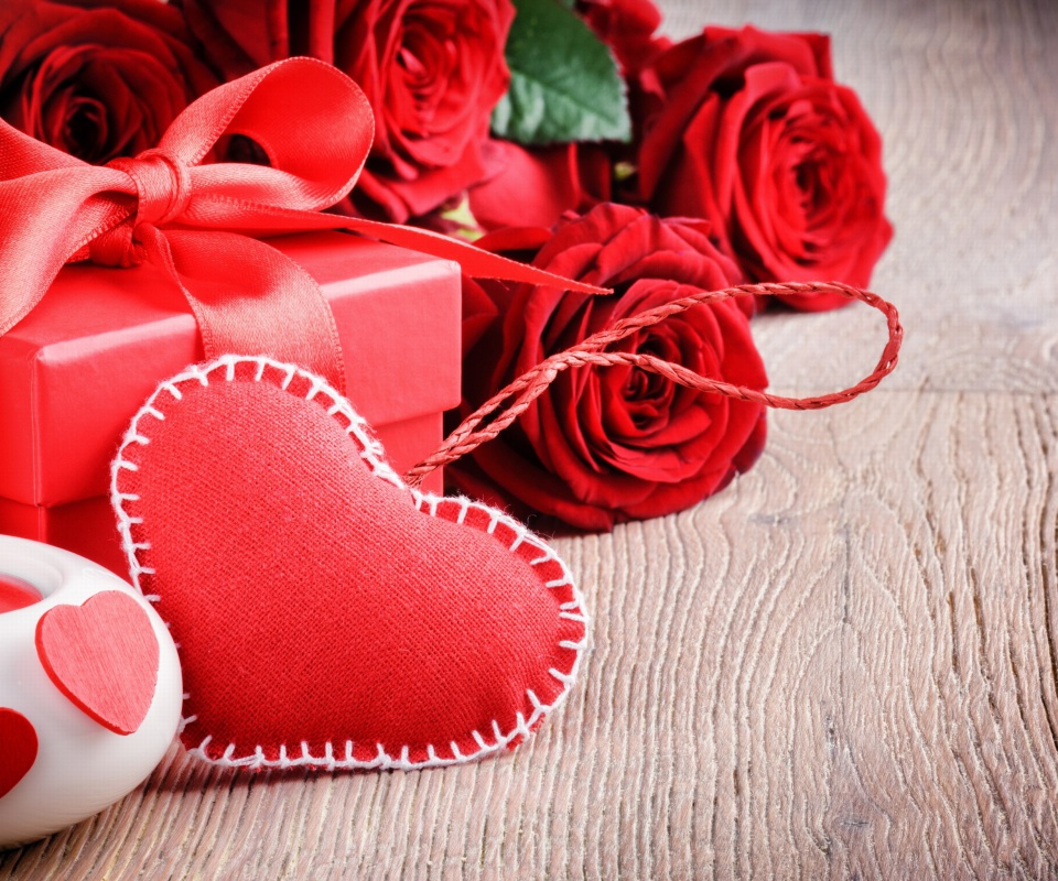 Обои Valentines Day Gift and Hearts 960x800