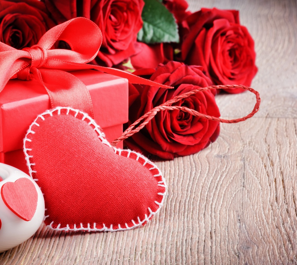Обои Valentines Day Gift and Hearts 960x854