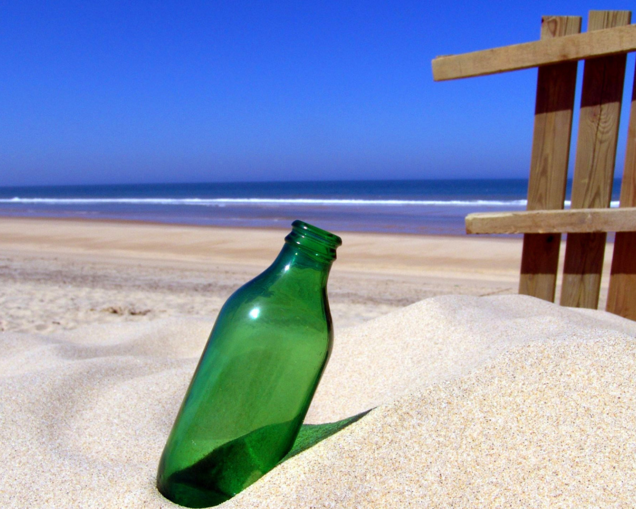 Das Bottle Beach Wallpaper 1280x1024