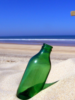 Fondo de pantalla Bottle Beach 240x320