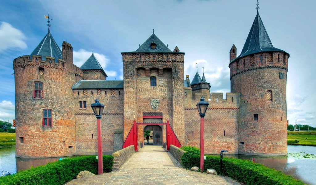 Обои Muiderslot Castle in Netherlands 1024x600