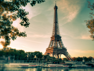Das Eiffel Tower In Paris Wallpaper 320x240