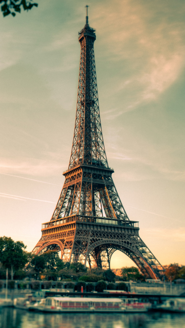 Eiffel Tower In Paris wallpaper 640x1136