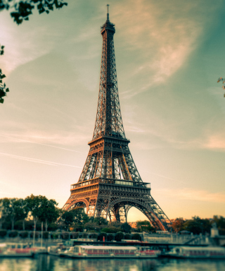 Eiffel Tower In Paris - Obrázkek zdarma pro Nokia X1-00