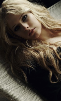 Das Avril Lavigne In Cute Dress Wallpaper 240x400