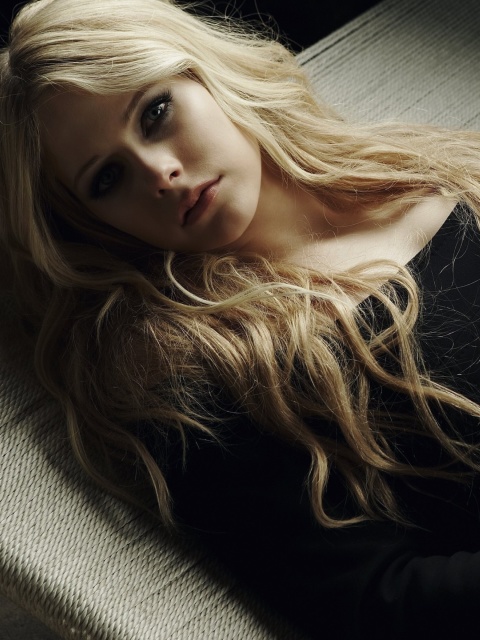 Fondo de pantalla Avril Lavigne In Cute Dress 480x640