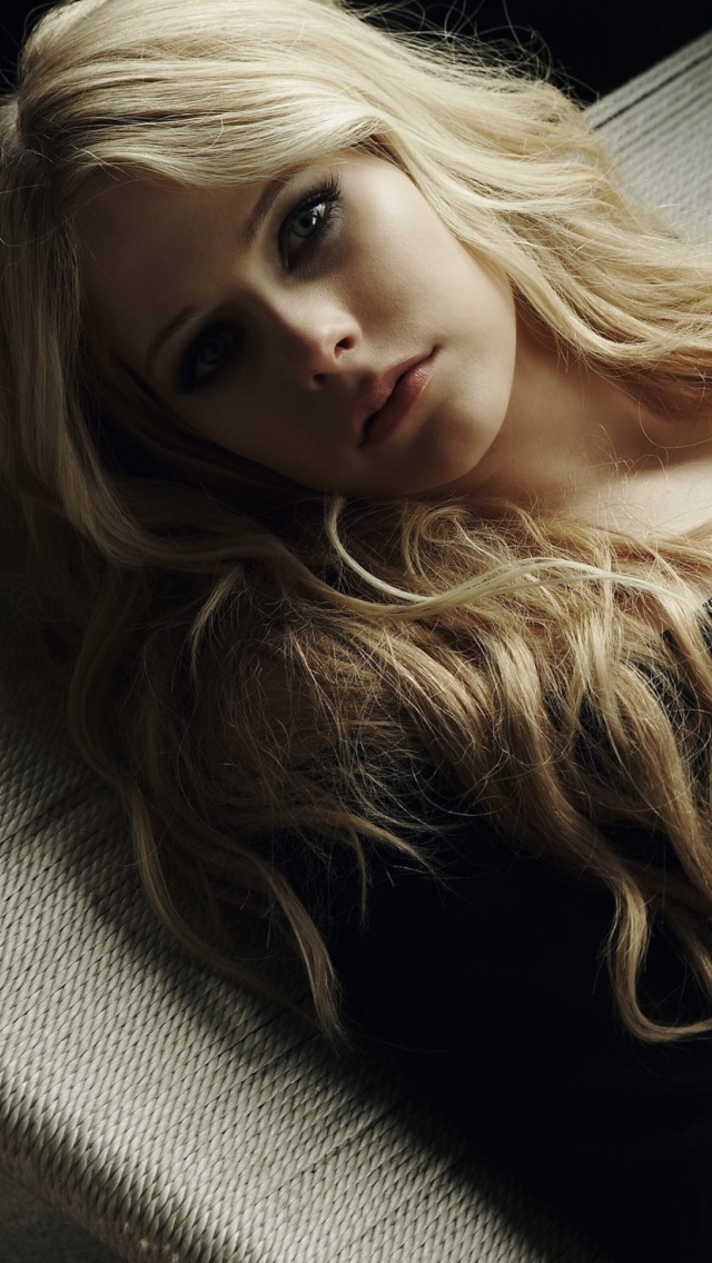 Das Avril Lavigne In Cute Dress Wallpaper 640x1136