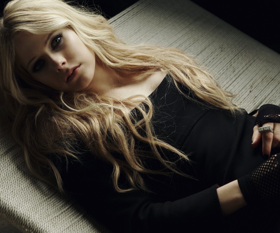 Das Avril Lavigne In Cute Dress Wallpaper 960x800