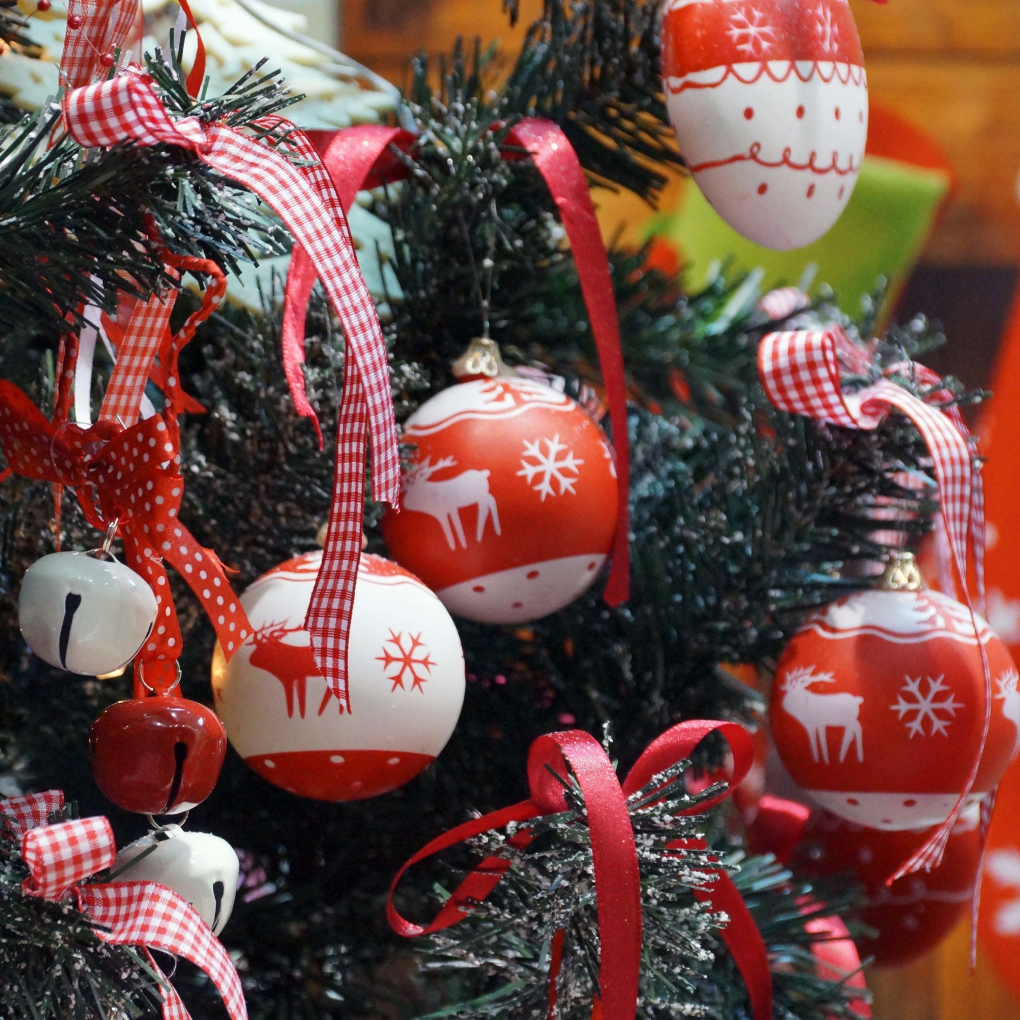 Sfondi Red Christmas Balls With Reindeers 2048x2048