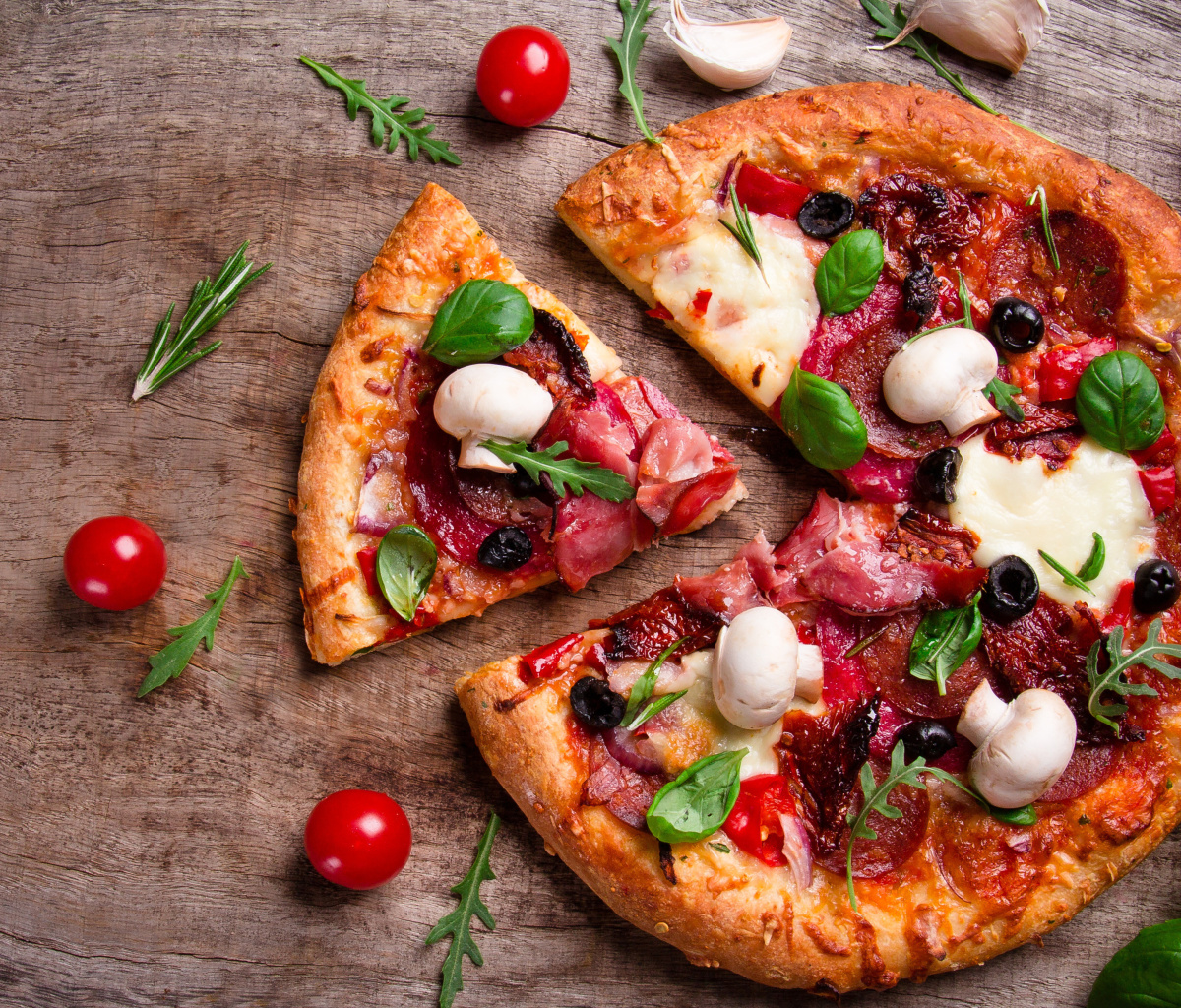 Обои Pizza with mushrooms and olives 1200x1024