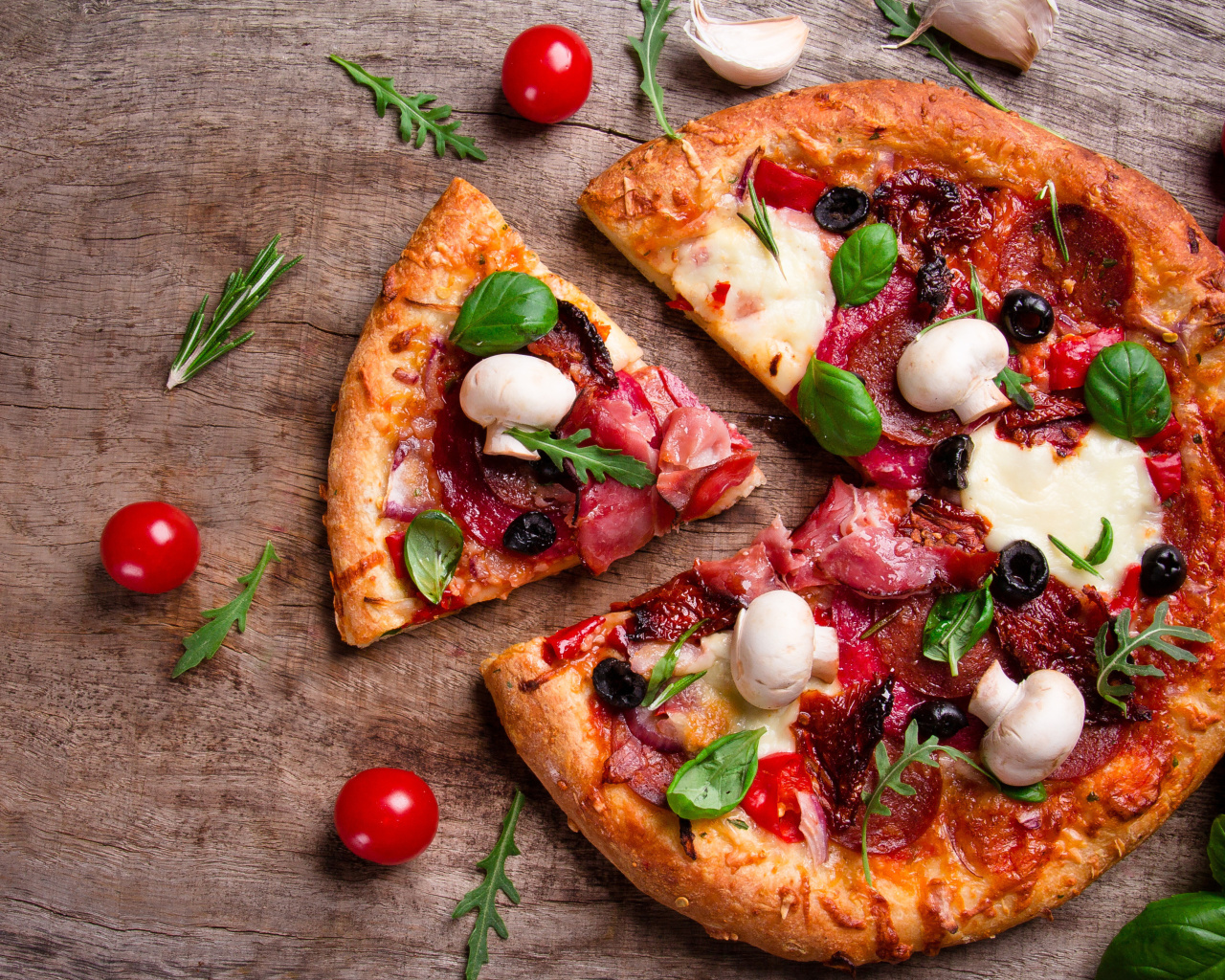 Обои Pizza with mushrooms and olives 1280x1024