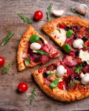 Das Pizza with mushrooms and olives Wallpaper 128x160