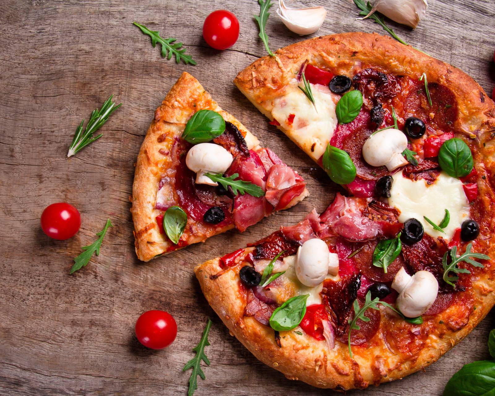 Обои Pizza with mushrooms and olives 1600x1280