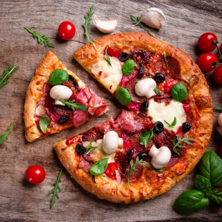 Kostenloses Pizza with mushrooms and olives Wallpaper für 208x208