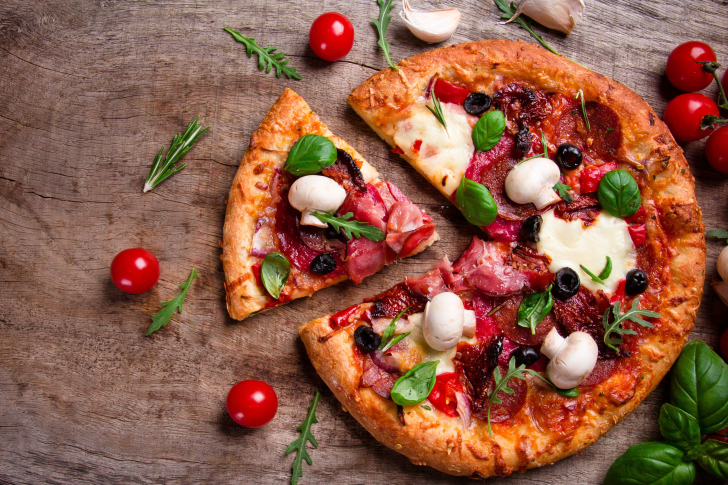 Fondo de pantalla Pizza with mushrooms and olives