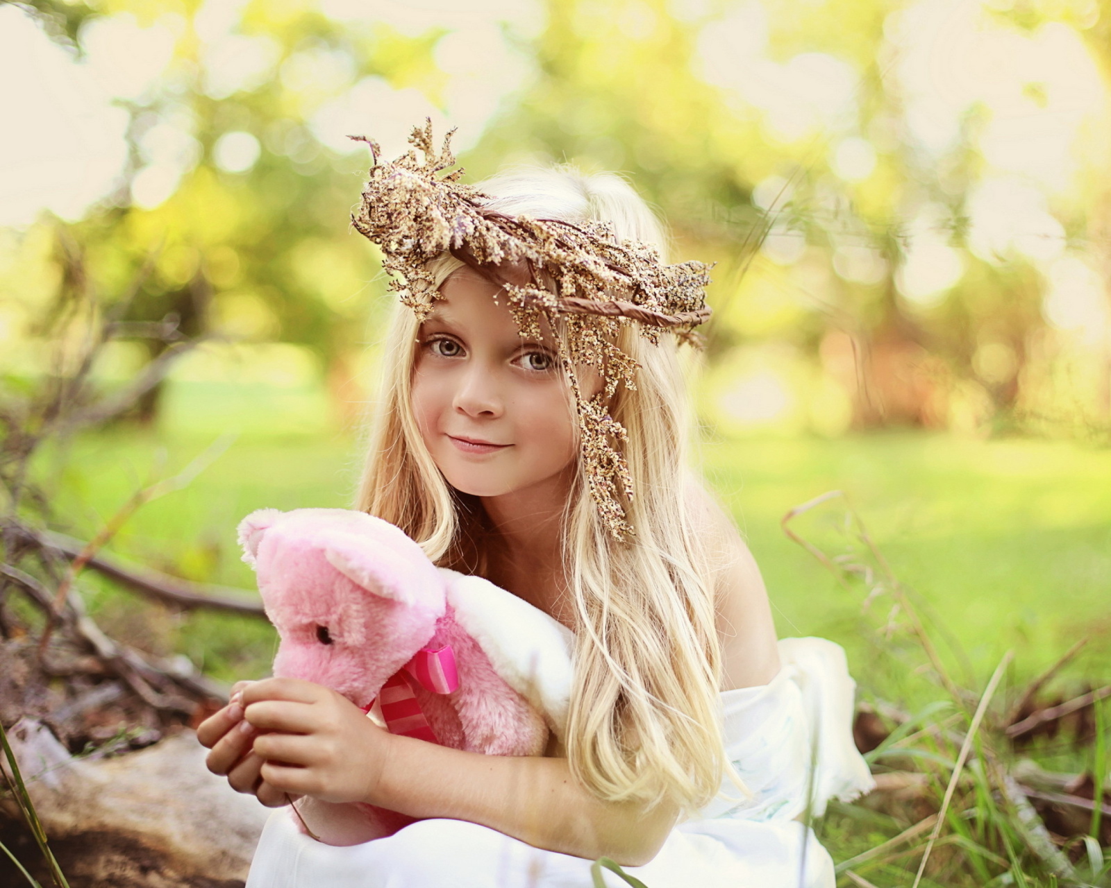 Fondo de pantalla Little Girl With Pink Teddy 1600x1280