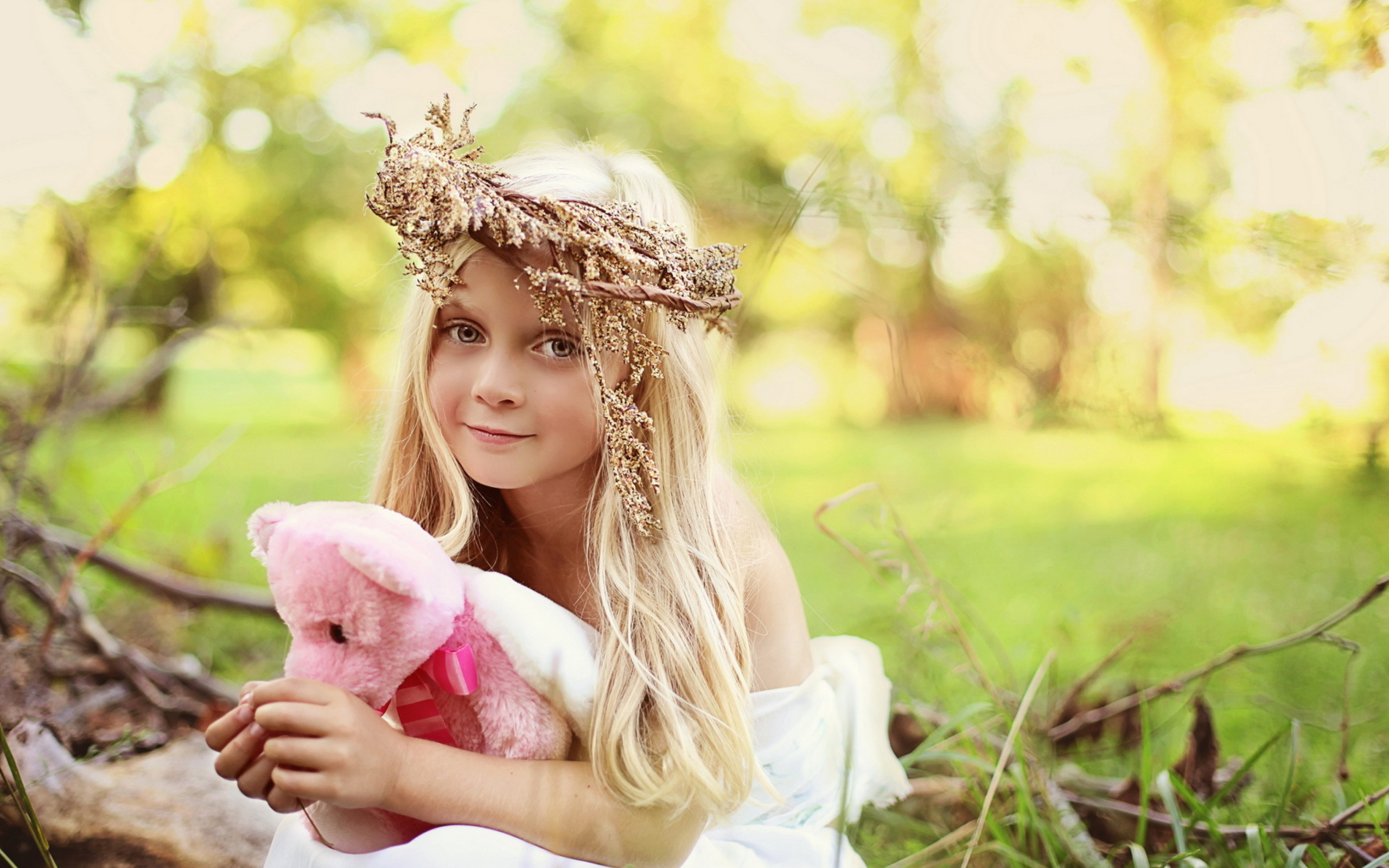 Fondo de pantalla Little Girl With Pink Teddy 2560x1600