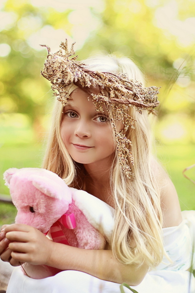 Little Girl With Pink Teddy screenshot #1 640x960