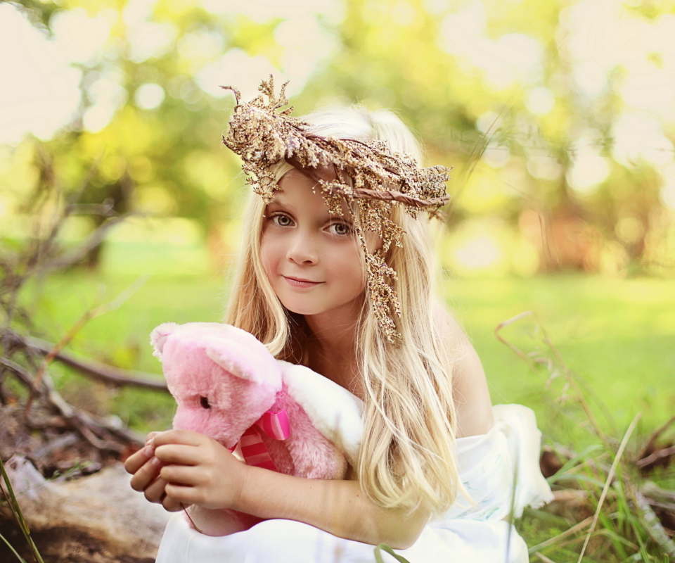 Little Girl With Pink Teddy screenshot #1 960x800