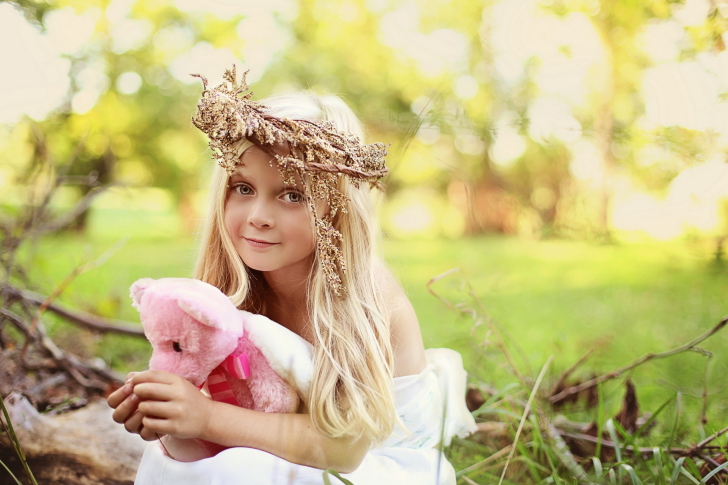 Little Girl With Pink Teddy screenshot #1