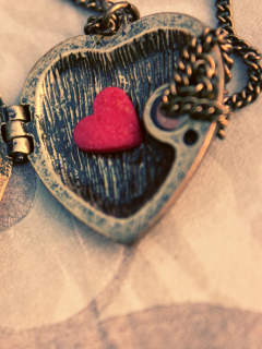 Das Heart Pendant Wallpaper 240x320