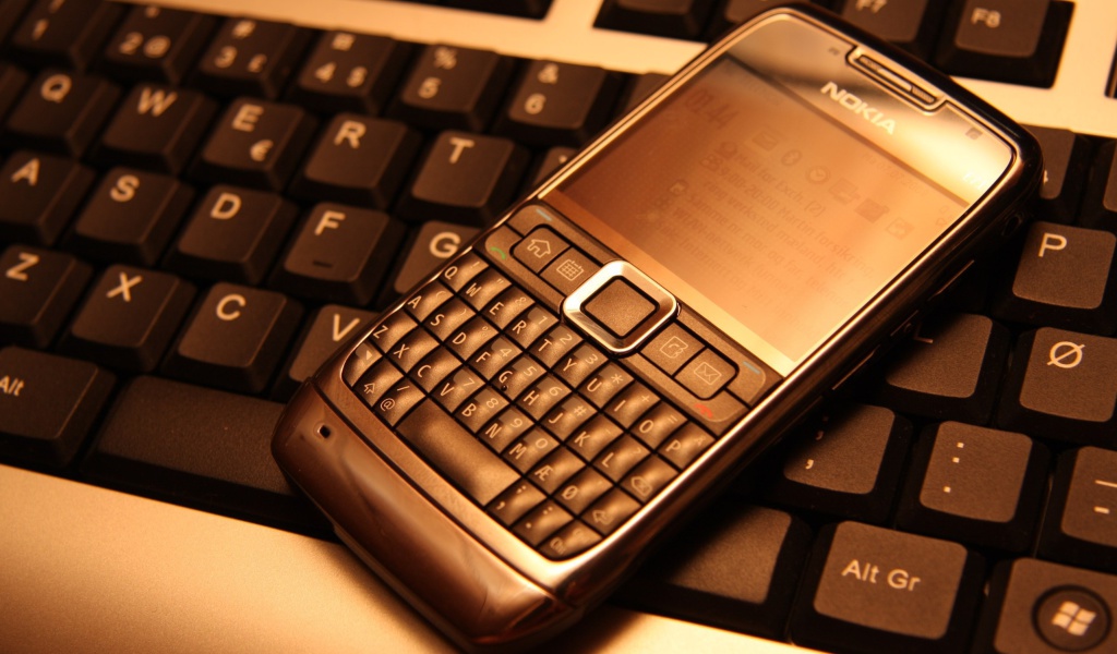 Nokia E71 on Computer Keyboard screenshot #1 1024x600