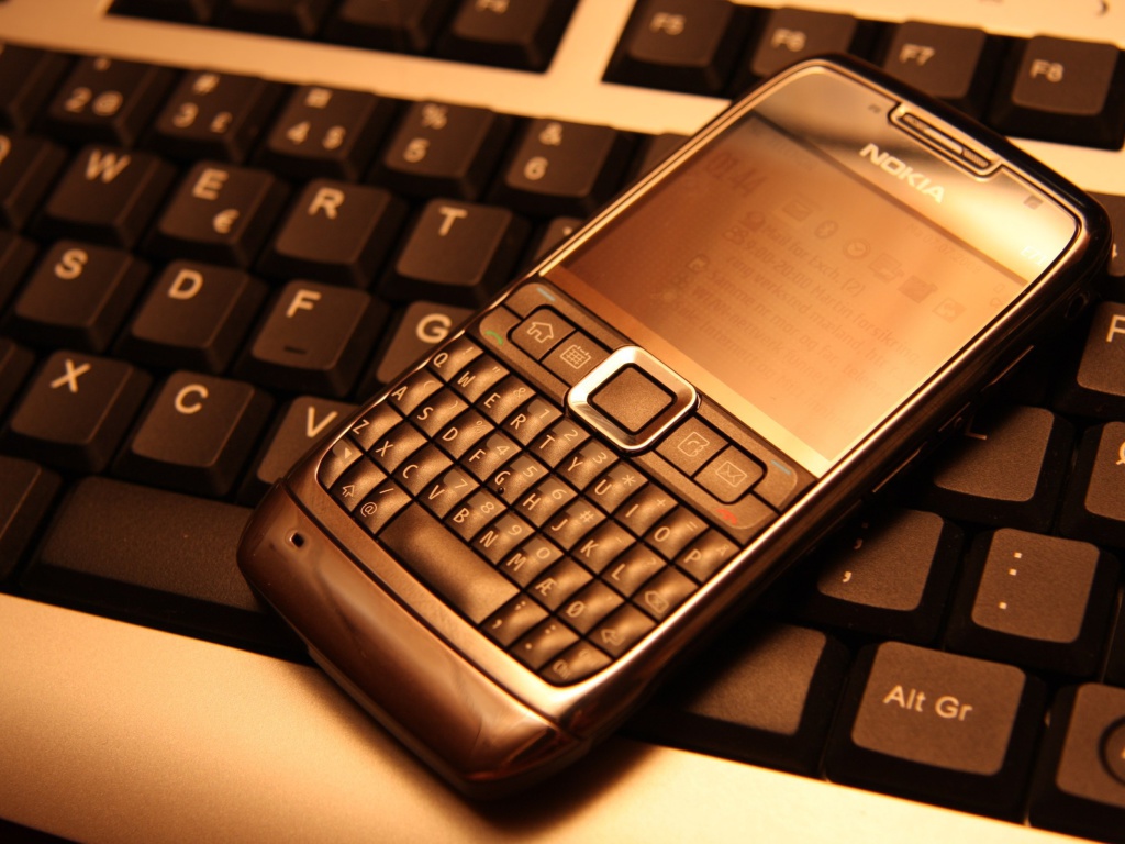 Sfondi Nokia E71 on Computer Keyboard 1024x768