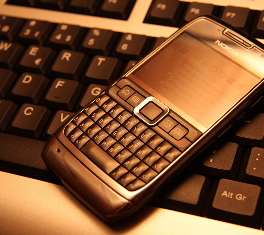 Das Nokia E71 on Computer Keyboard Wallpaper 1080x960