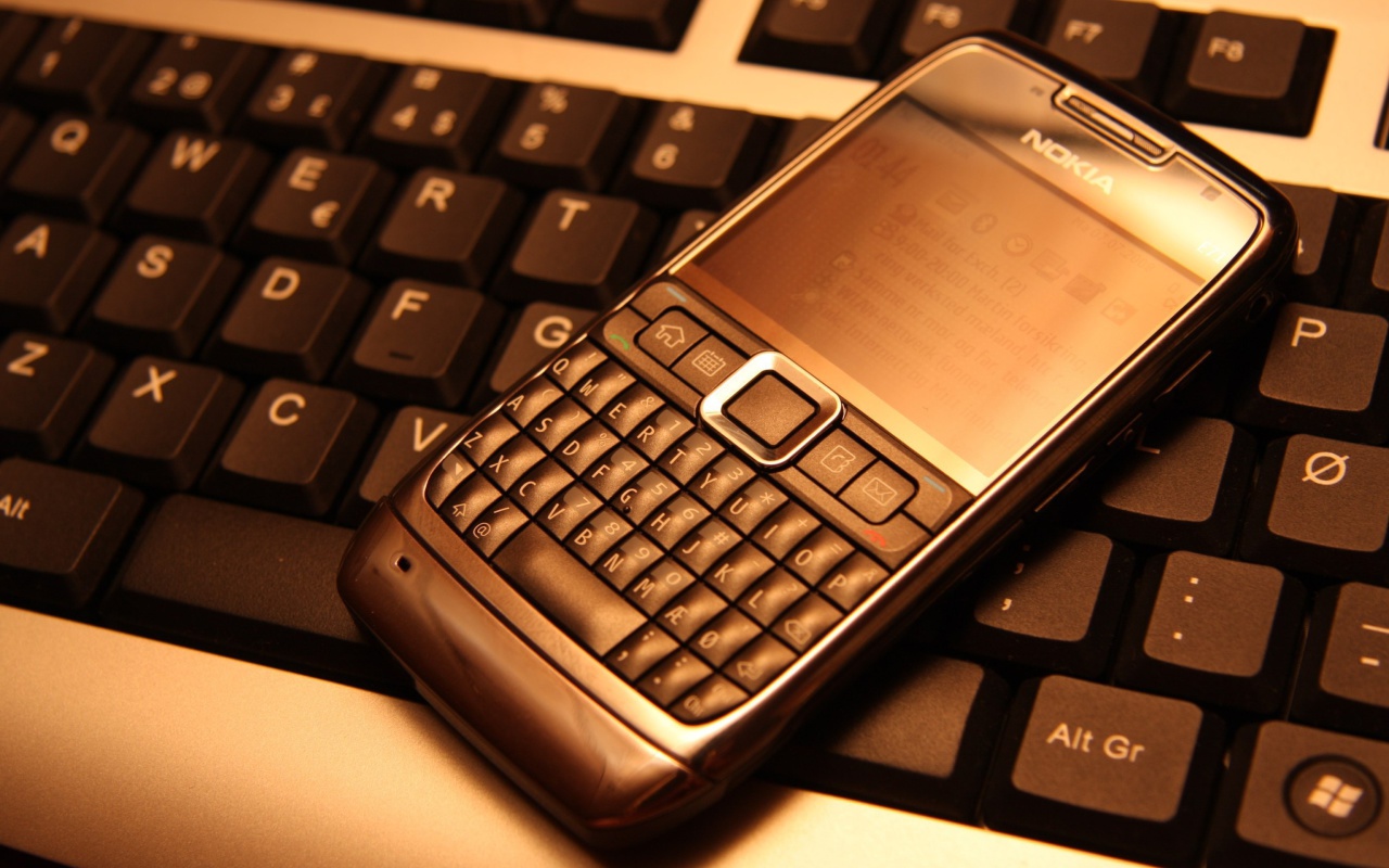 Sfondi Nokia E71 on Computer Keyboard 1280x800