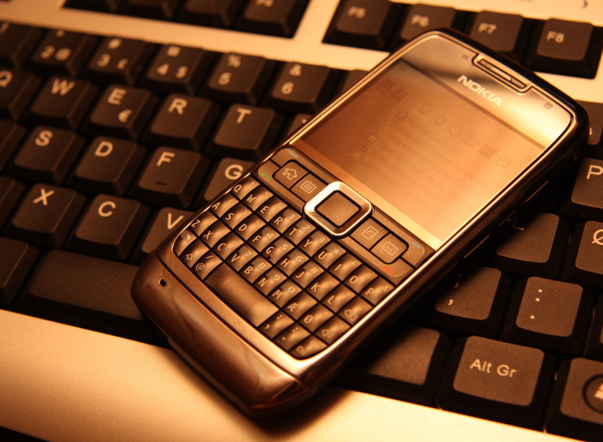 Обои Nokia E71 on Computer Keyboard 1920x1408