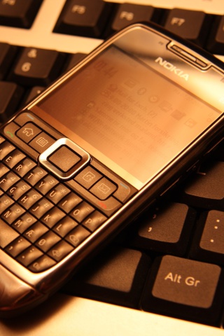 Fondo de pantalla Nokia E71 on Computer Keyboard 320x480