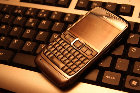 Nokia E71 on Computer Keyboard screenshot #1 480x320