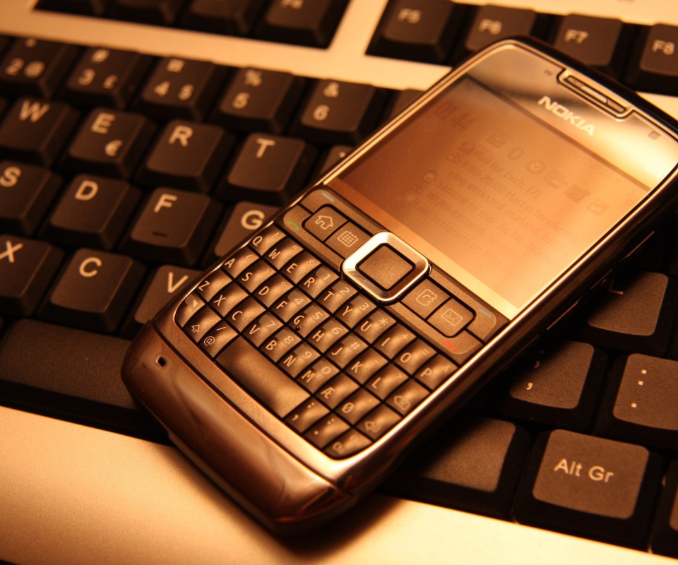 Nokia E71 on Computer Keyboard screenshot #1 960x800