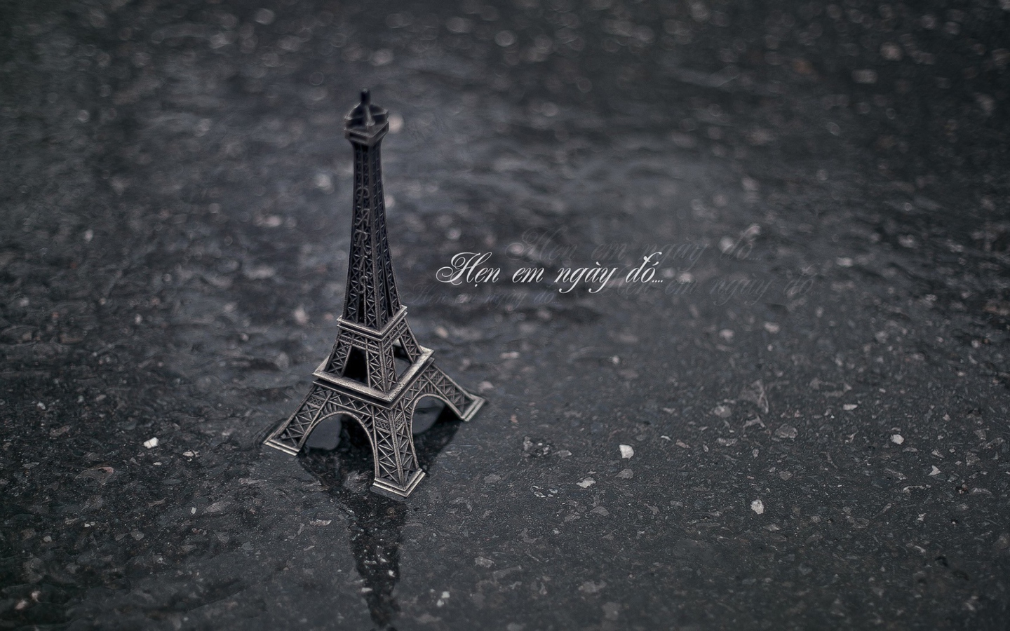 Toy Eiffel Tower screenshot #1 1440x900