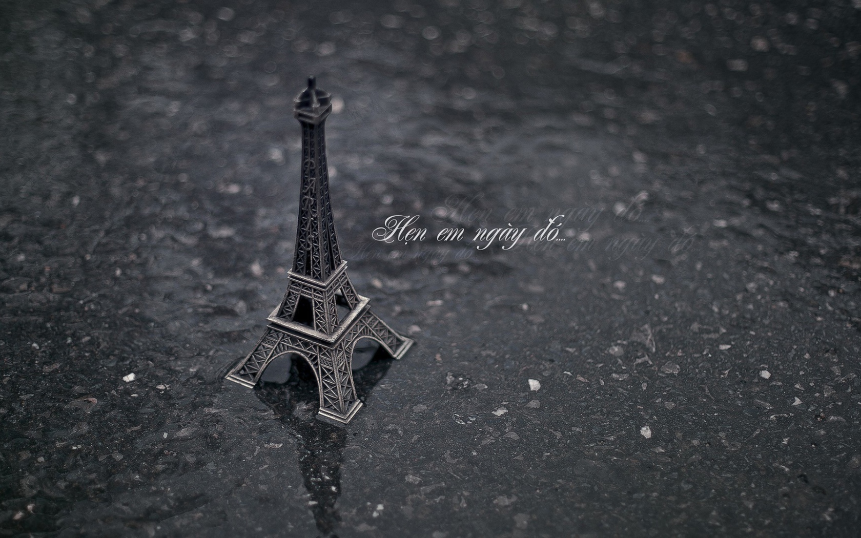 Screenshot №1 pro téma Toy Eiffel Tower 1680x1050