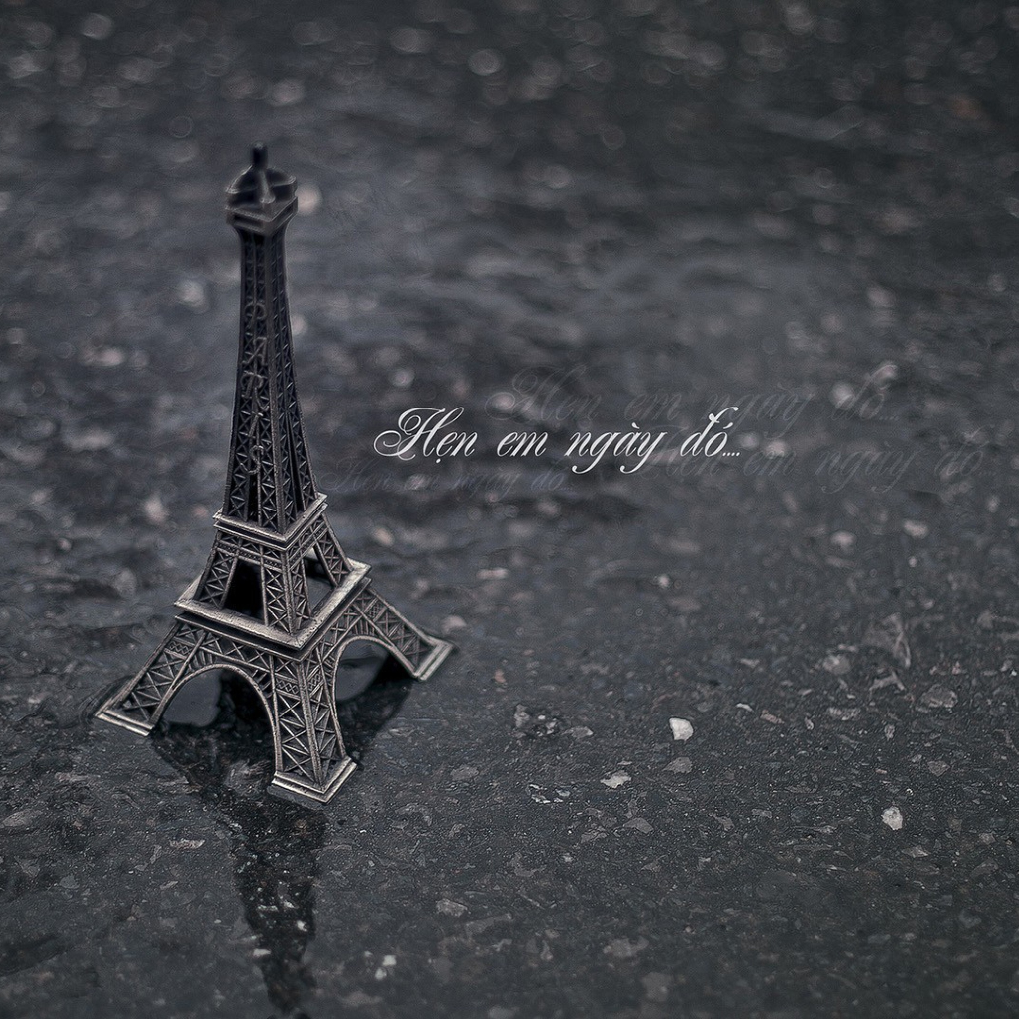 Sfondi Toy Eiffel Tower 2048x2048