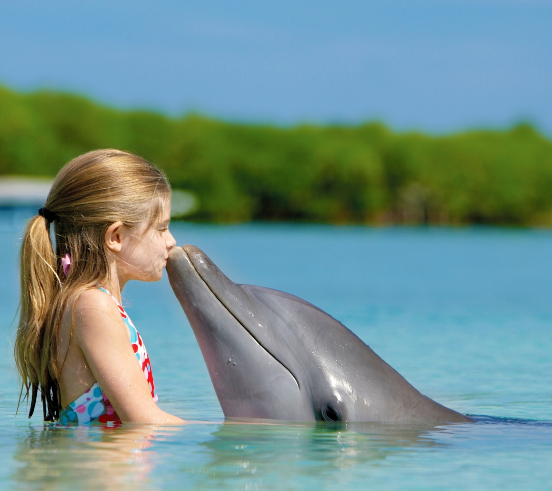 Fondo de pantalla Friendship Between Girl And Dolphin 1080x960