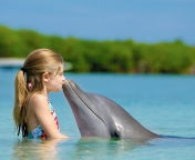 Обои Friendship Between Girl And Dolphin 176x144